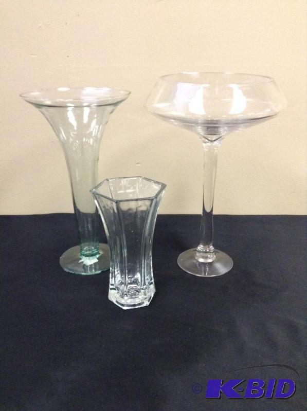 lot 83 image: 3 Glass Vases