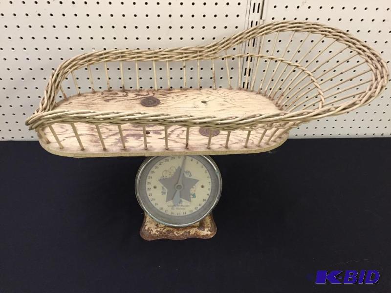lot 90 image: Vintage Baby Scale