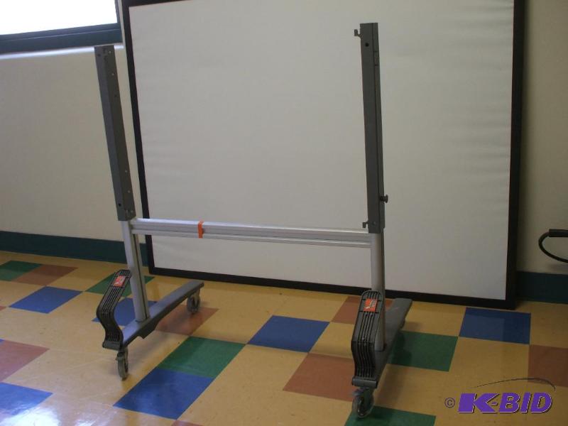 lot 4 image: Smart Board Stand