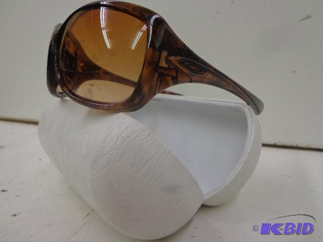 lot 12 image: Oakely Necessity&nbspsun glasses   Brown Fra...