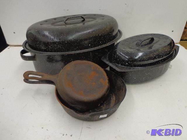 lot 33 image: Pans   2 Roasting pans, 1 large- 1 small  2 C...