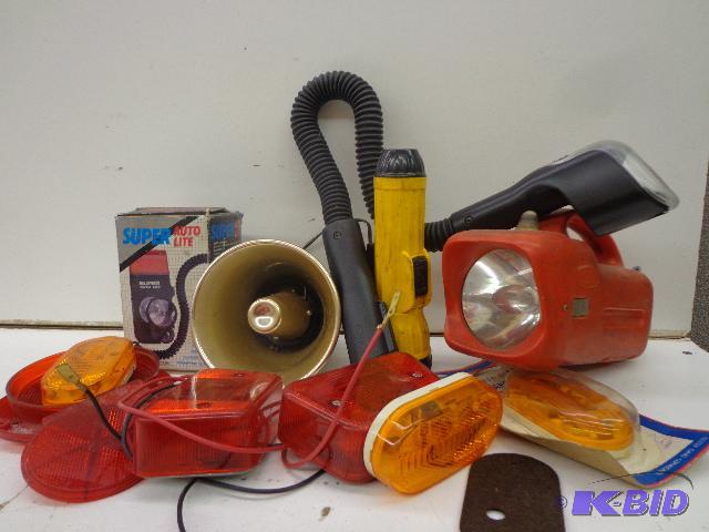 lot 77 image: Flashlights   D-Cell flashlight  6 Volt flash...