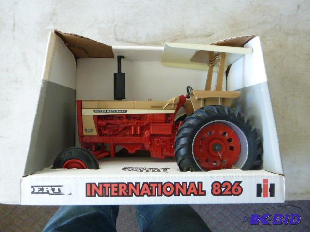 ERTL&nbspInternational 826 Tractor Made in A...