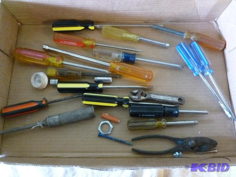 lot 101 image: Large lot of tools that includes screwdrivers...