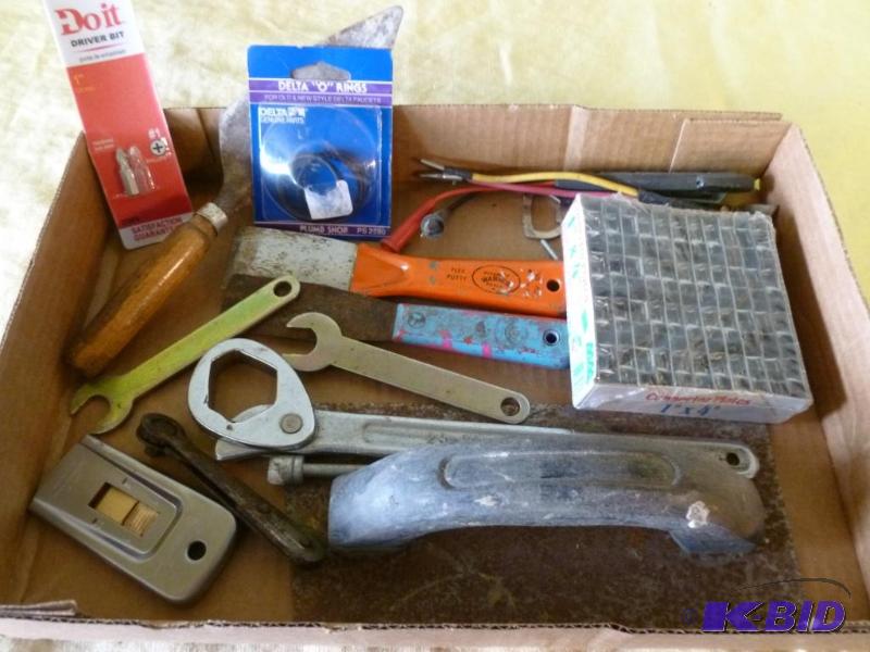 lot 104 image: Lot of tools and handyman related items....