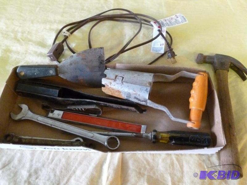 lot 111 image: Lot of tools, flower bulb planter, extension ...