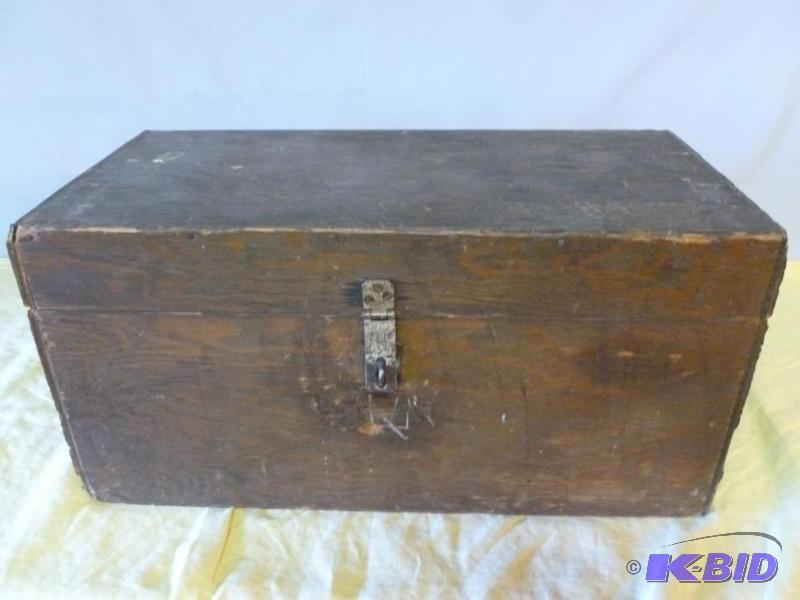 lot 16 image: Large vintage wooden carpenters box that meas...