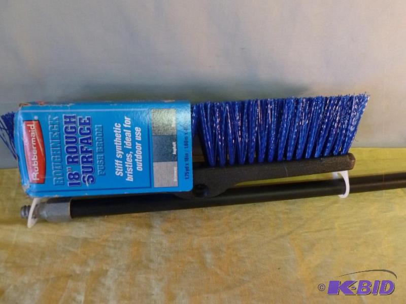 lot 161 image: Rubbermaid Roughneck 18" rough surface p...