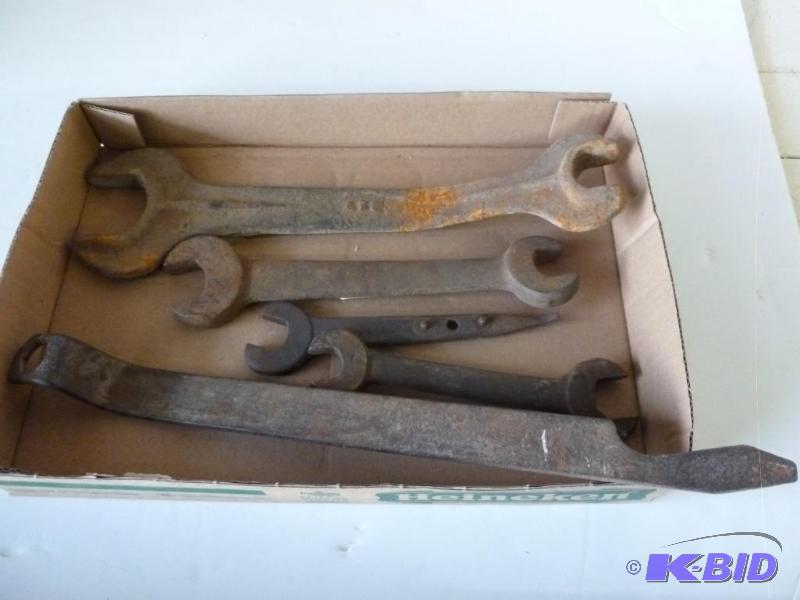lot 168 image: Lot of five vintage tools....