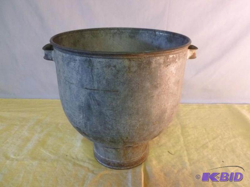 lot 204 image: Large vintage double handled galvanized steel...