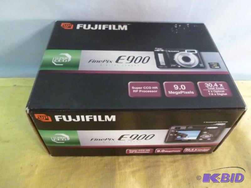 lot 227 image: Fuji Fine Pix 9.0 Megapixel  30.4 x total zo...
