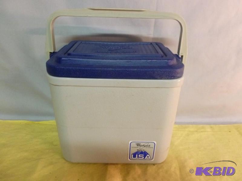 lot 232 image: Whirlpool USA lunch cooler, good usable condi...
