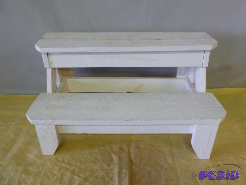 lot 41 image: Nice wooden step stool....