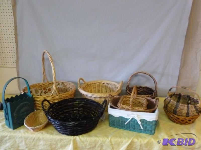 lot 54 image: Large lot of nice baskets, some new with tags...
