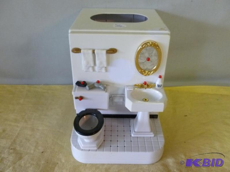 lot 94 image: Decorative heavy gage plastic Kleenex holder,...