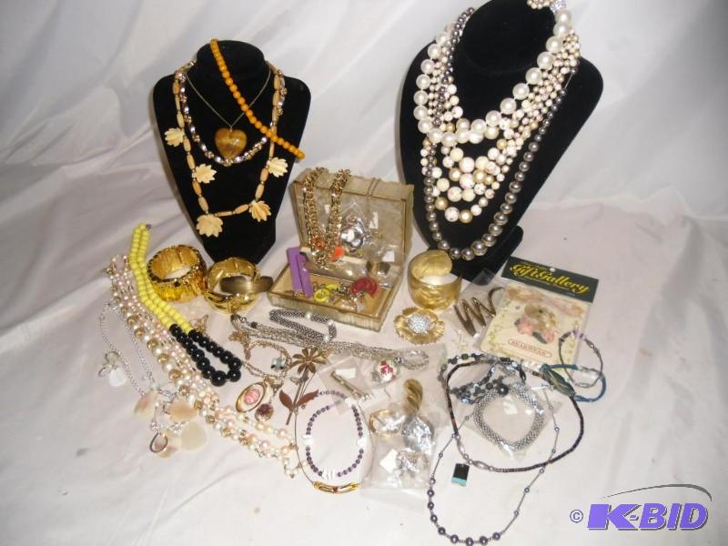 lot 8 image: J-3 Lot of Jewelry