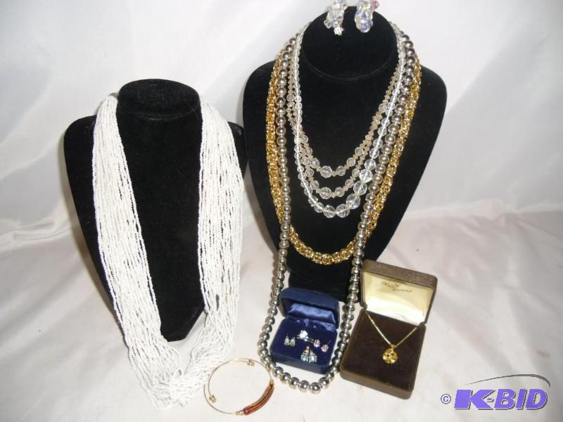 lot 9 image: J-4 Lot of Jewelry Classic Elegant Necklaces