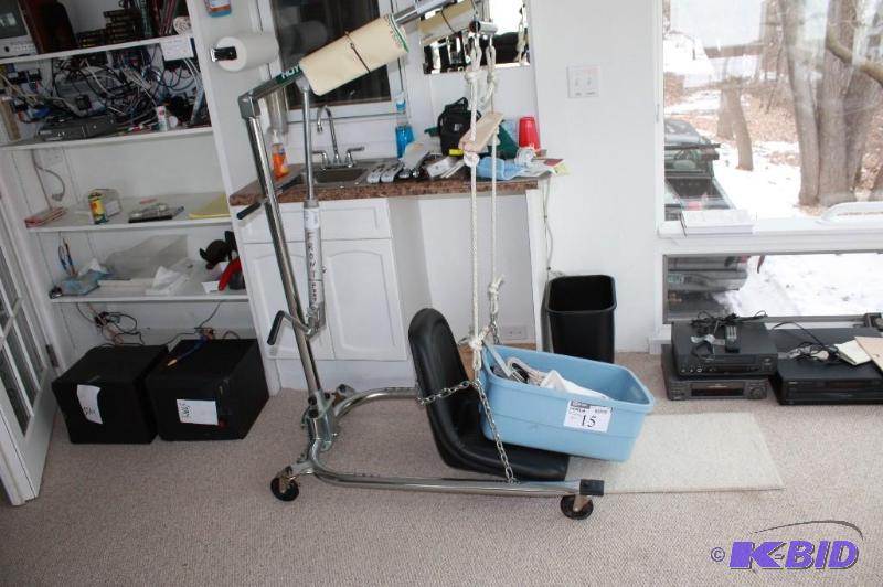 lot 15 image: Hoyer Professional Patient Lift wChair & Accessories.