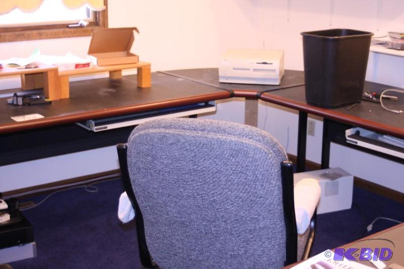 lot 224 image: 4-Piece Desk, MetalWoodenPlastic, 61.5 x 31 x 28.5 PerPiece.