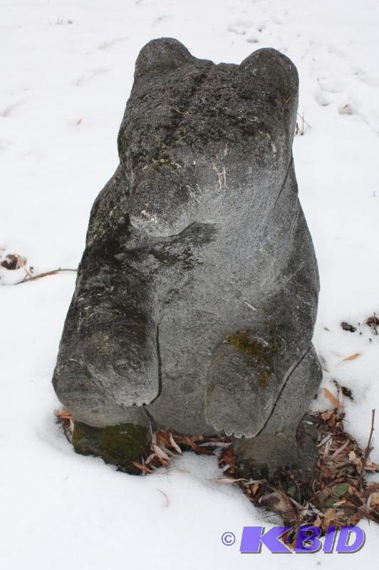 lot 23 image: Sitting Up Bear Statue