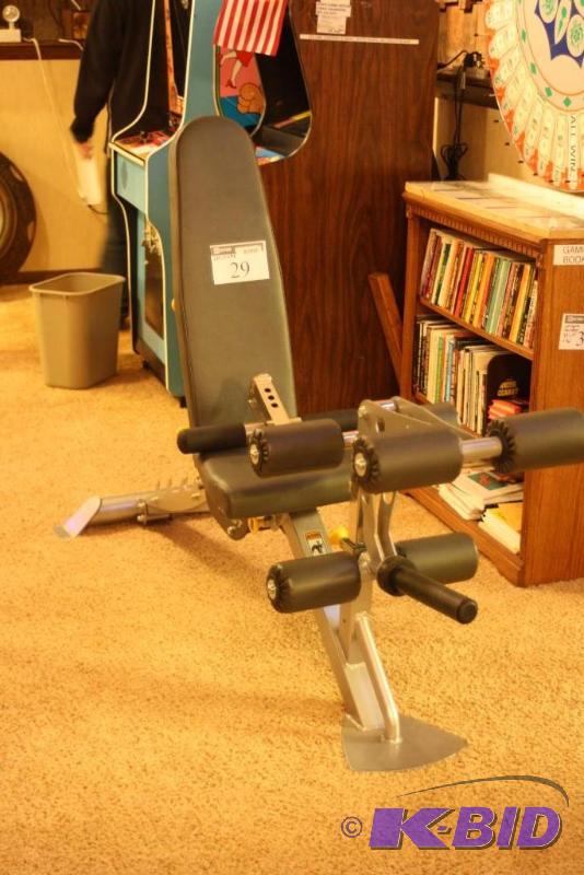 lot 29 image: Hoist Leg Work-Out Fitness Machine Leg-Lift Machine Metal Frame Padding 68 x 17 x 46.