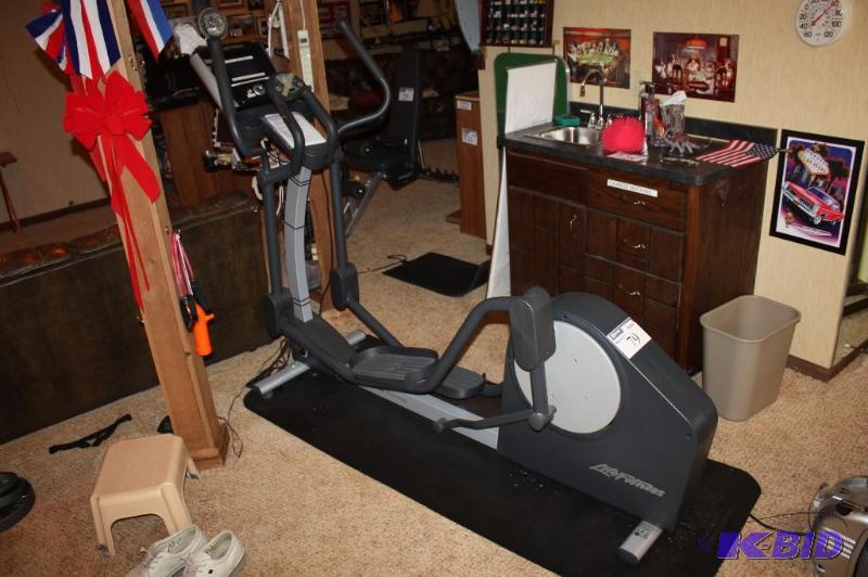lot 79 image: Life Fitness Elliptical Cross Trainer Fitness Machine 30 x 80 x 57.