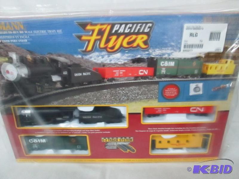 lot 34 image: Bachmann Pacific Flyer HO-Scale Electric Train Set