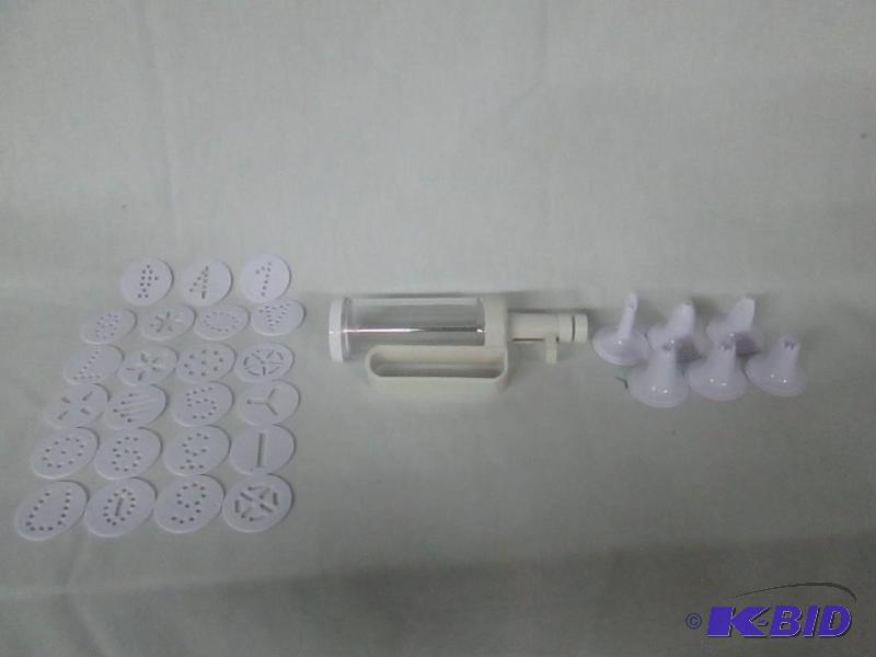 lot 37 image: 31 pc. Cookie Press and Cake Decorating