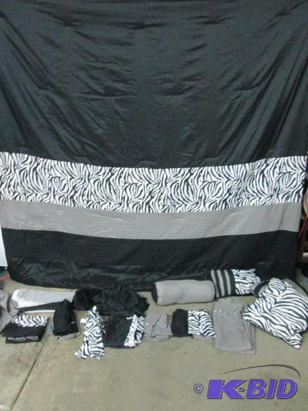 lot 41 image: Alcove Midnight 30 pc. King Comforter Set
