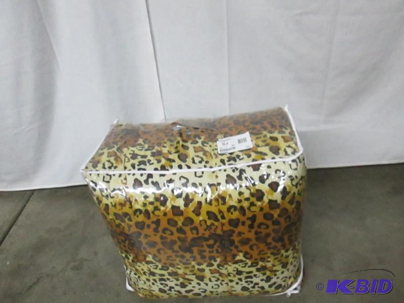 lot 46 image: Animal Habitat 20 pc. Queen Bedroom Set