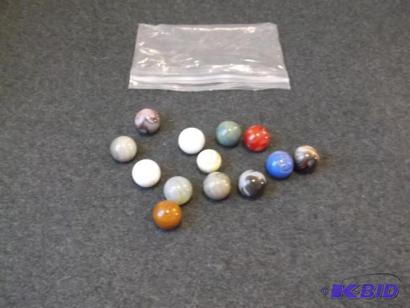 lot 32 image: Nice lot of marbles with 13 shooters....