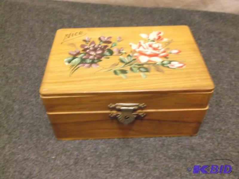 lot 59 image: Beautifal vintage paded in side solid wood bo...