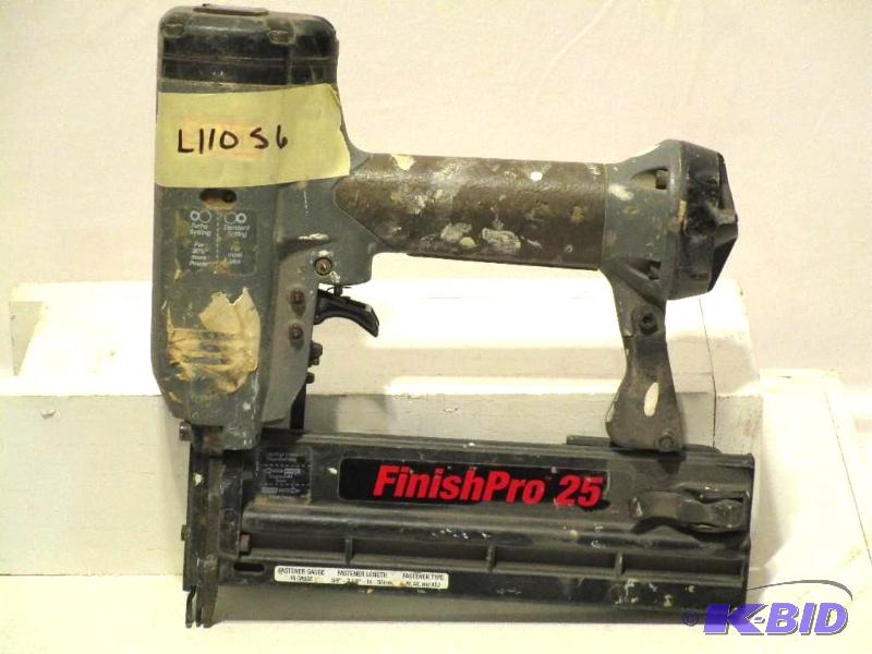 lot 15 image: Senco FinishPro 25XP 58-Inch to 2-18-Inch 18 Gauge Brad Nailer with Case