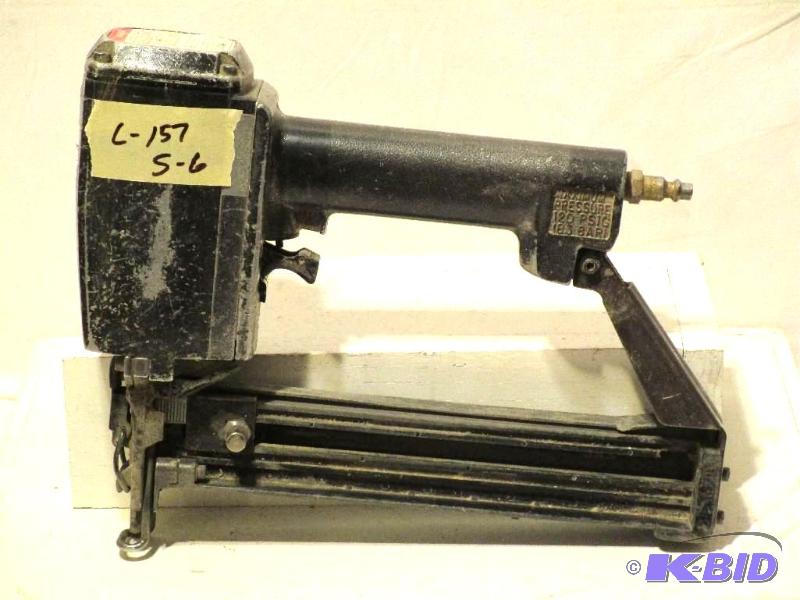 lot 33 image: Senco SKS-N 78 to 1-12 Medium Crown 16 Gauge Heavy Wire Stapler (300084N