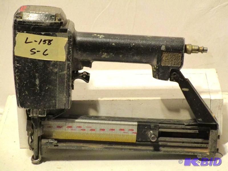 lot 34 image: Senco SKS-N 78 to 1-12 Medium Crown 16 Gauge Heavy Wire Stapler (300084N
