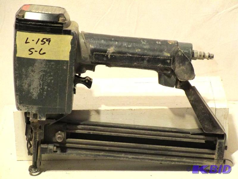lot 35 image: Senco SKS-N 78 to 1-12 Medium Crown 16 Gauge Heavy Wire Stapler (300084N