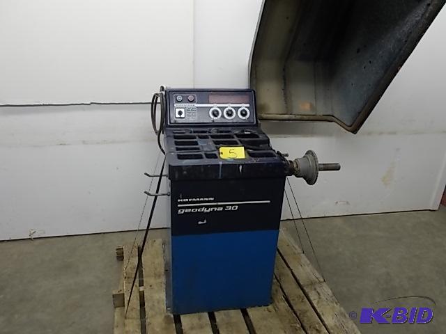 lot 5 image: Hofmann Model Geodyna 30 Tire Balancer, Works...