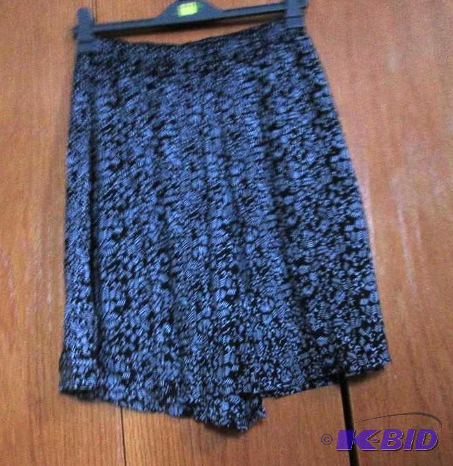 lot 113 image: Gina Peters black and white shorts size smal...