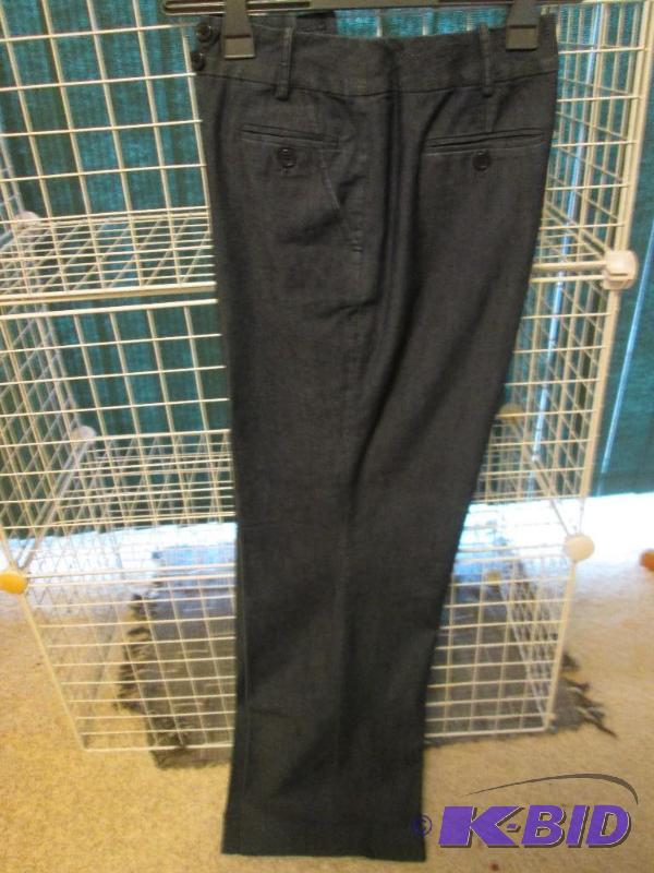 lot 42 image: Ladies Larry Levine stretch pants, size 10...