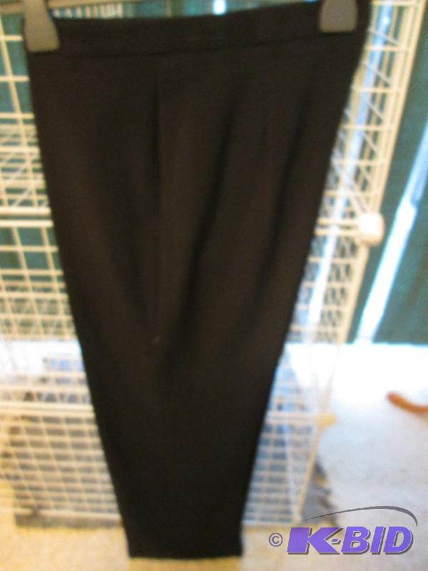 lot 49 image: Briggs New York ladies pants, size 8...