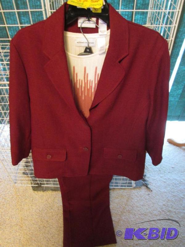 lot 70 image: Ladies 3 piece set, blazer, pants, top, by Al...