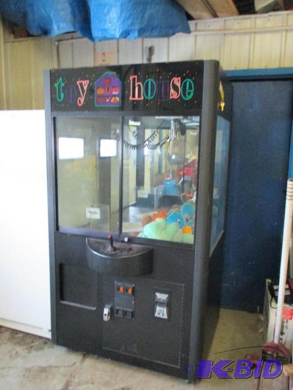 Toy House Claw game, works, comes with keys...