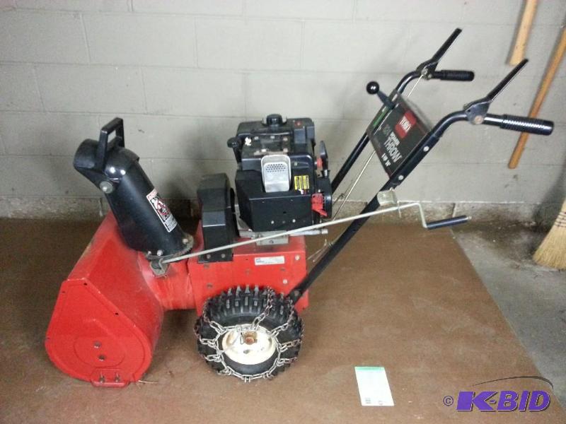 lot 1 image: Toro 824 Power Throw 8HP 24 w Electric Start