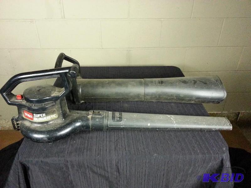 lot 106 image: Toro Electric Super Blowvac w Attachement