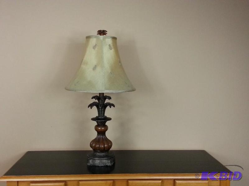 lot 23 image: Vintage Elaborate Pineapple Table Lamp