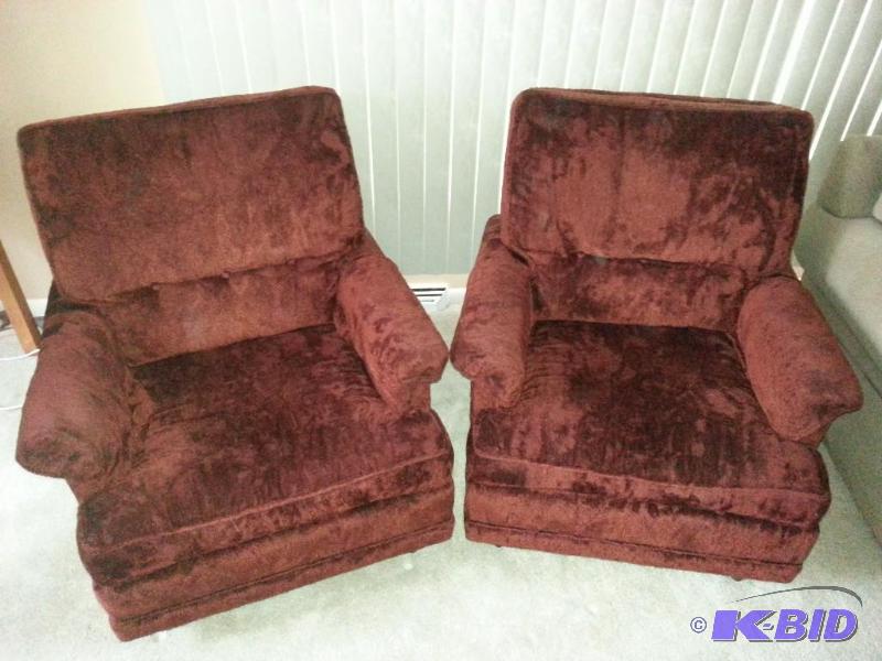 lot 3 image: Set of (2) Comfortable Matching Arm Chairs