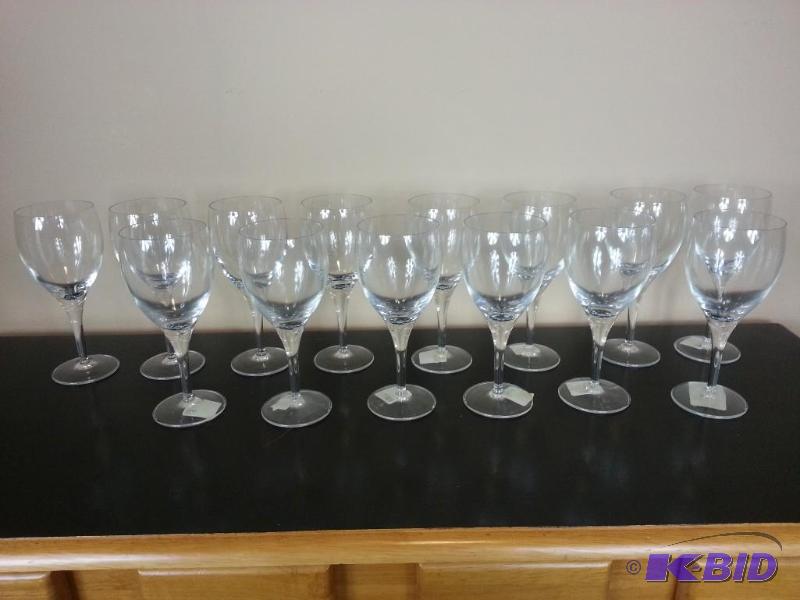 lot 47 image: Lot of (14) Clear Glass Wine Glasses Goblets
