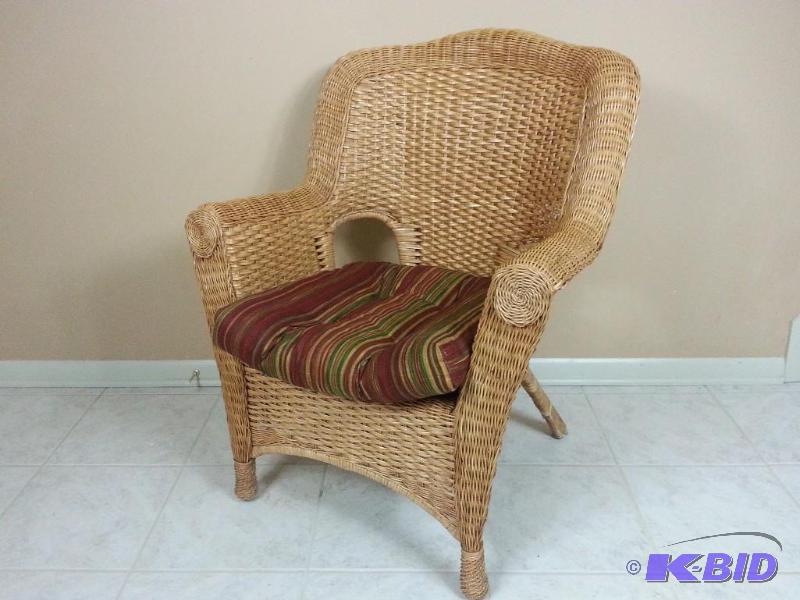 lot 5 image: High Quality Wicker Rattan Arm Chair w Cushion