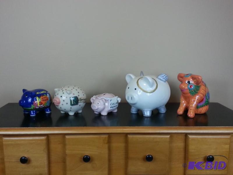 lot 53 image: Lot of (5) Decorative Collectible Piggy Banks - Atlanta, Cozumel, Retirement, Casino, and Gold
