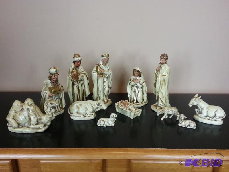 lot 61 image: Vintage (12) Piece Nativity Scene - Made in Japan